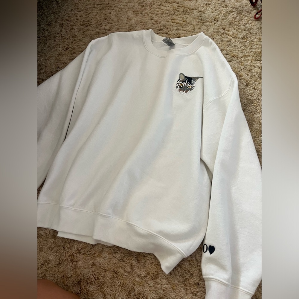 White sweatshirt with cat embroidered